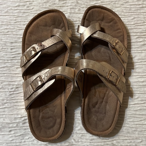 Mad Love Cross Toe Double Strap Sandals in Gold - Picture 4 of 8